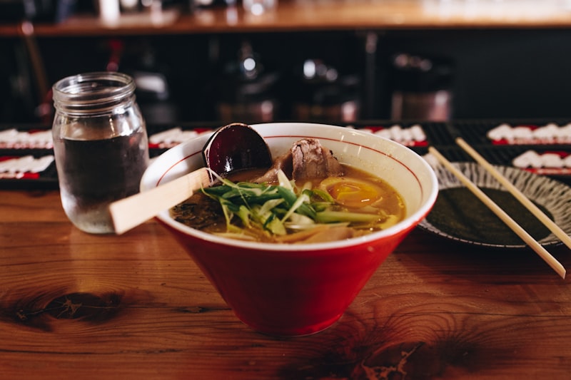 夏日消暑：一碗古法酸梅汤的清凉哲学